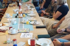 Gedeckter Tisch mit Tanzpaaren
