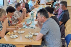 Gedeckter Tisch mit Tanzpaaren