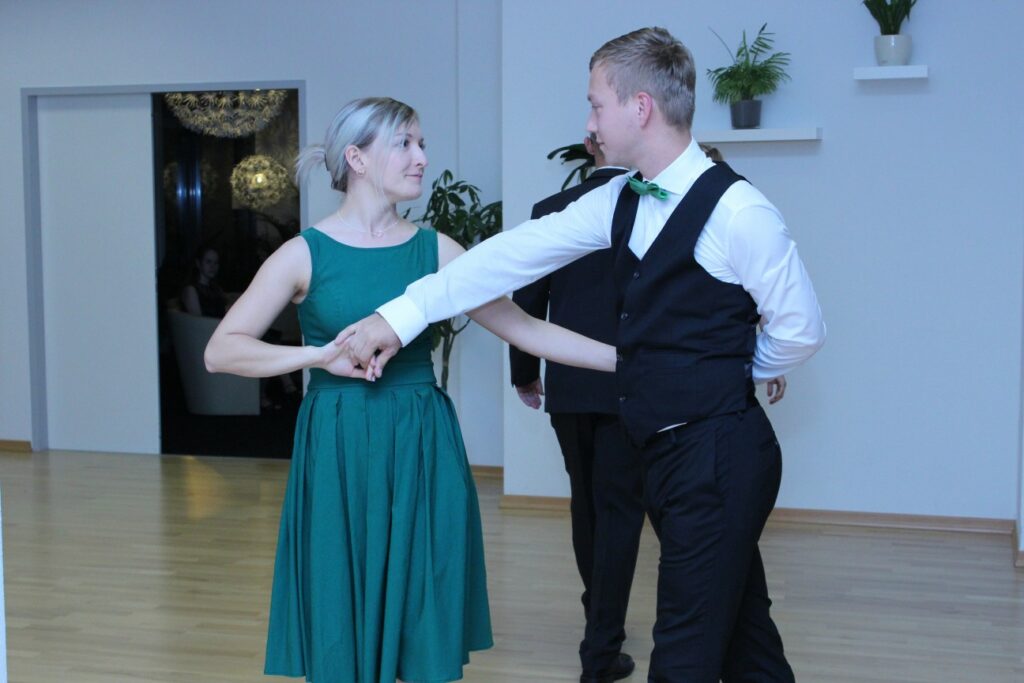 ein Mann und eine Frau tanzen